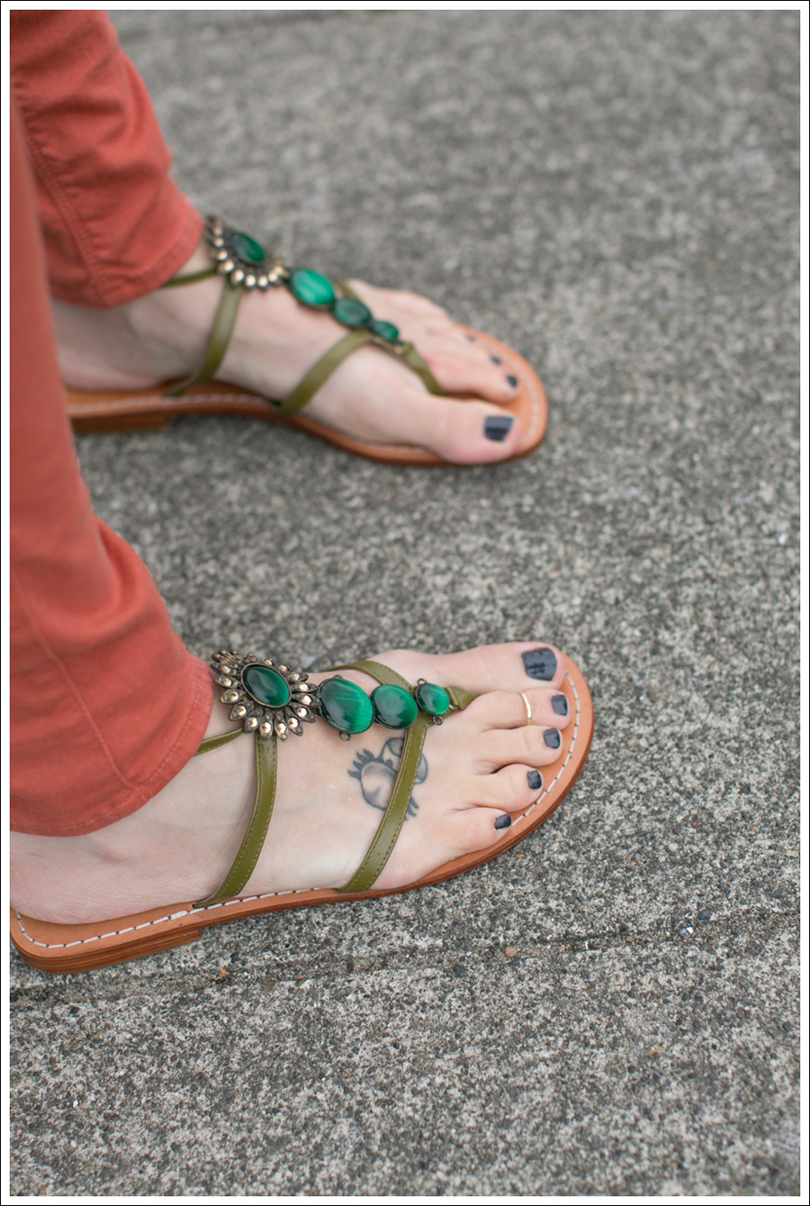 blogOrange Black Orchid Jeans White Top Pattern Swing Sweater-2