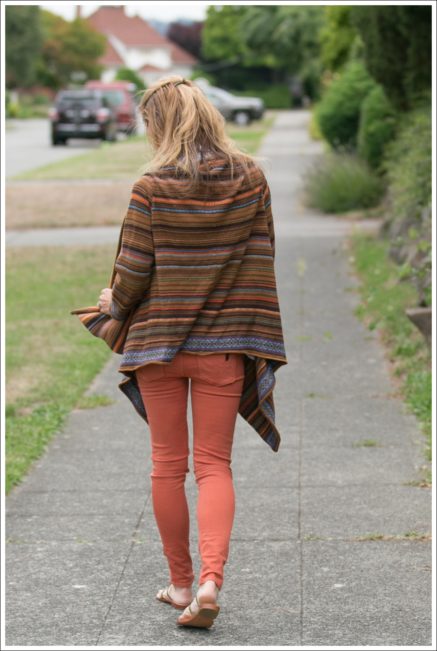 blogOrange Black Orchid Jeans White Top Pattern Swing Sweater-6