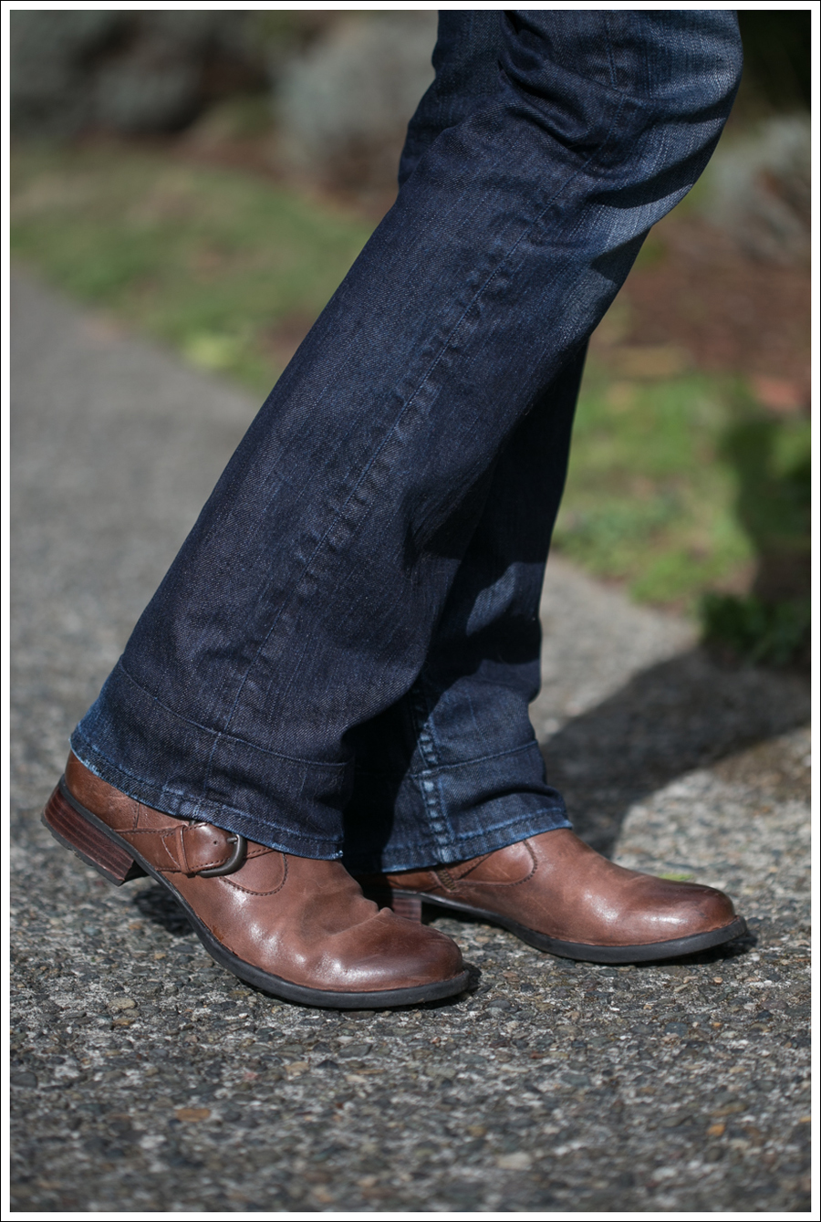 Blog Black Outfit with Boots Close UP-