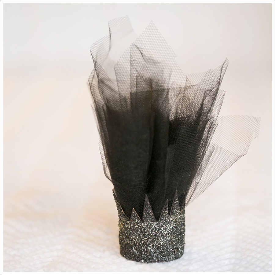 Blog DIY Toilet Paper Glitter Crown with Tulle-10