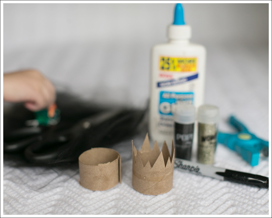 Blog DIY Toilet Paper Glitter Crown with Tulle-3