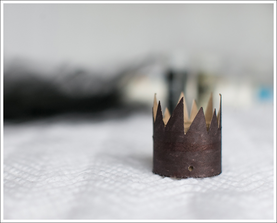 Blog DIY Toilet Paper Glitter Crown with Tulle-4