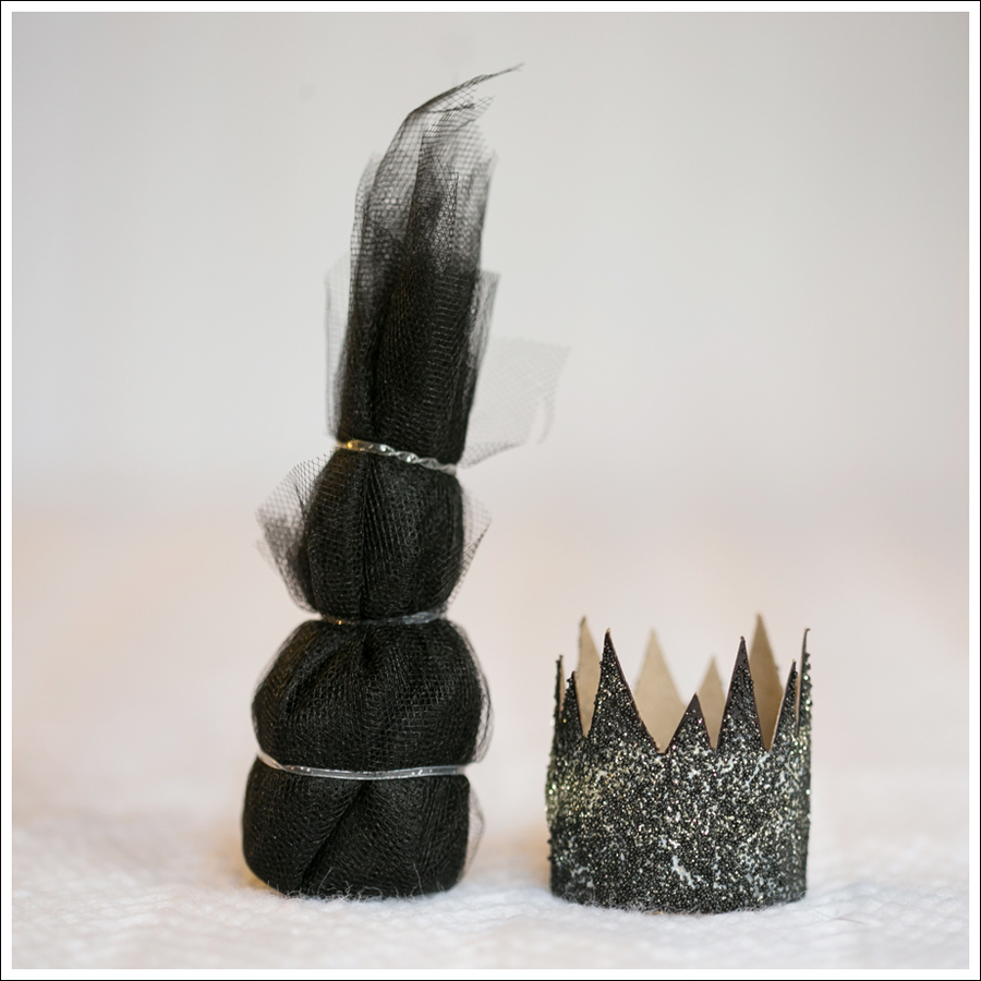 Blog DIY Toilet Paper Glitter Crown with Tulle-7