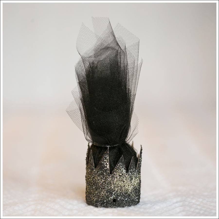 Blog DIY Toilet Paper Glitter Crown with Tulle-8