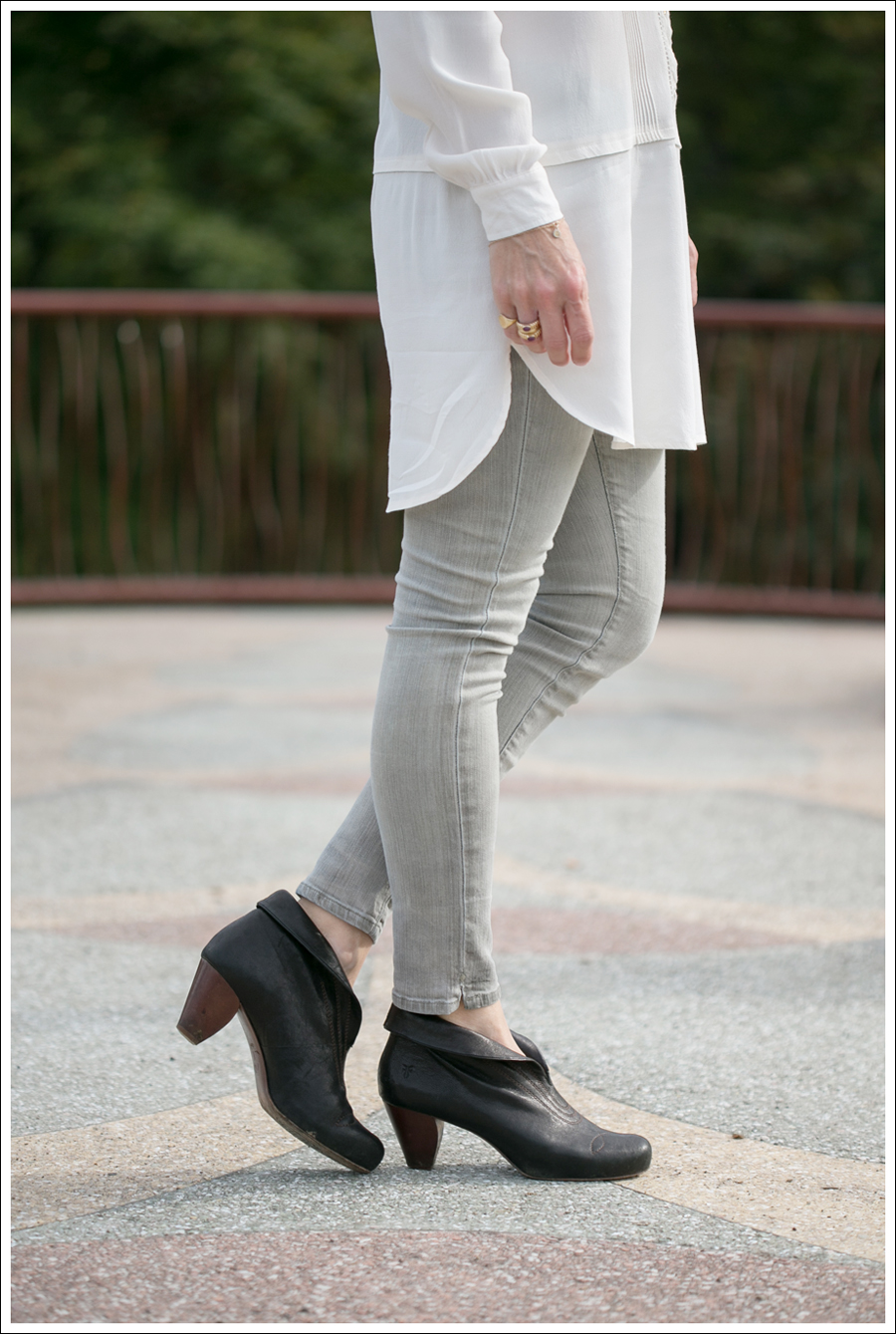 Blog HM Cream Tunic Goldsign Gray Mayhem Skinny Jeans Frye Lisa Short Stitch Booties-3
