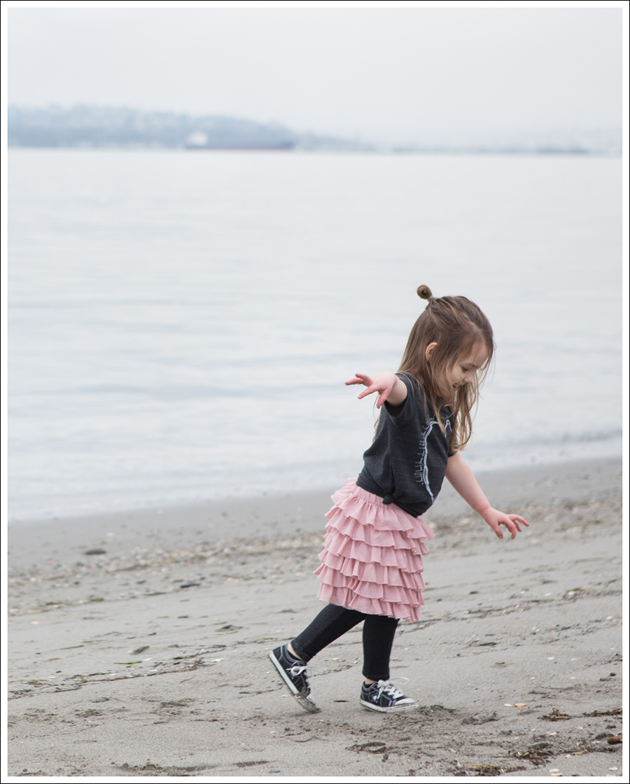 Blog Beatiful Hearts Little Boogaweezin Gap Tiered Skirt Levis Jeggings Converse One Stars-25