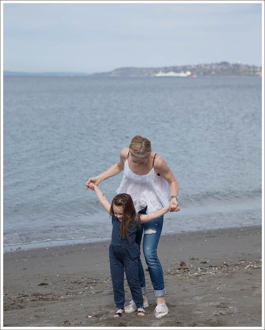 Blog Ana Nonza Top Linnea Pella Studded Belt Joes Jeans Destroyed Skinny Gold Superga-5