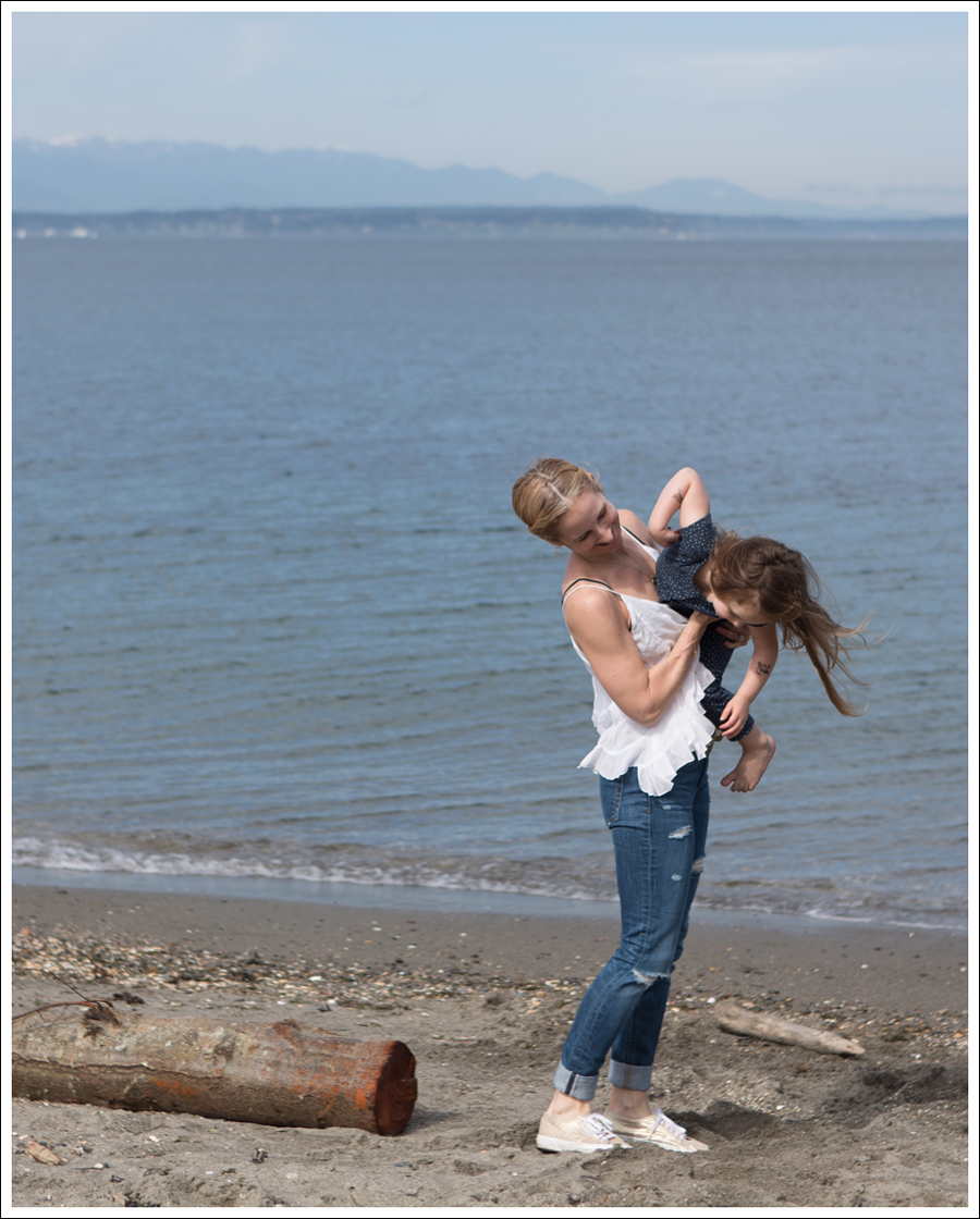 Blog Ana Nonza Top Linnea Pella Studded Belt Joes Jeans Destroyed Skinny Gold Superga-6