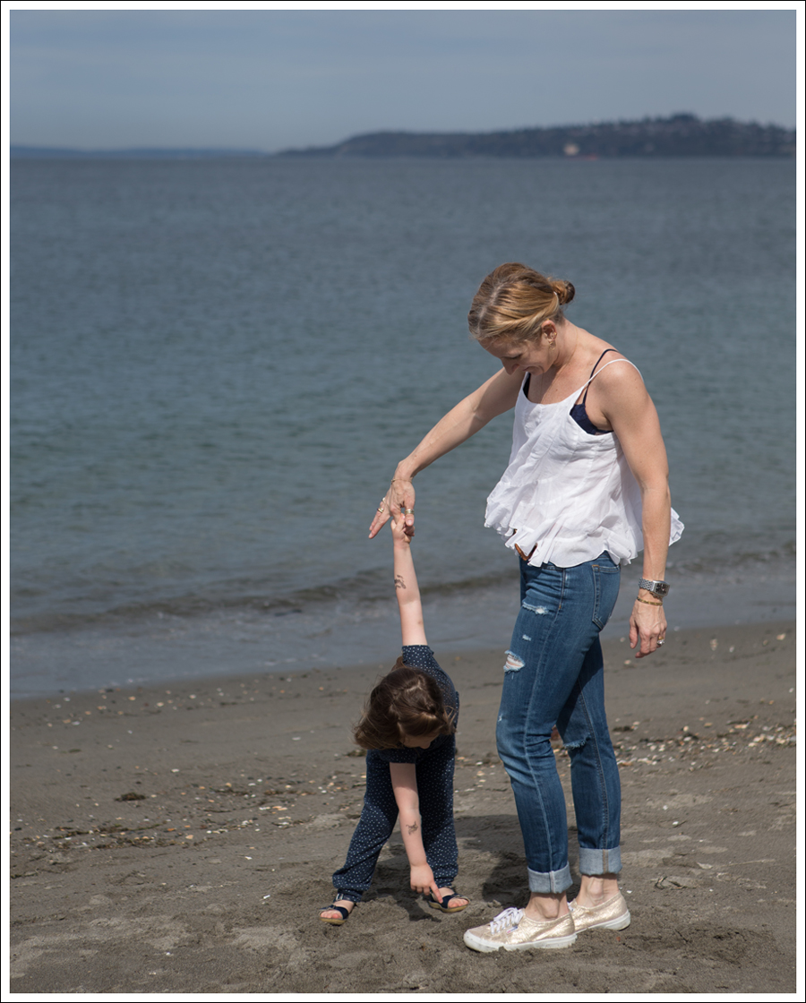 Blog Ana Nonza Top Linnea Pella Studded Belt Joes Jeans Destroyed Skinny Gold Superga-8