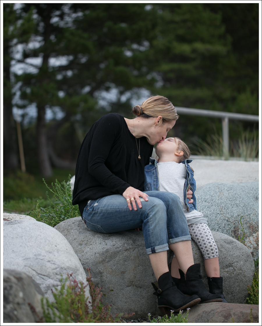 Blog Theory Black Pleated Sweater 7FAM Destroyed Crop Straight Leg El Naturalista Duna N528-29