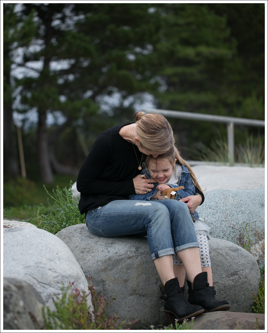 Blog Theory Black Pleated Sweater 7FAM Destroyed Crop Straight Leg El Naturalista Duna N528-30