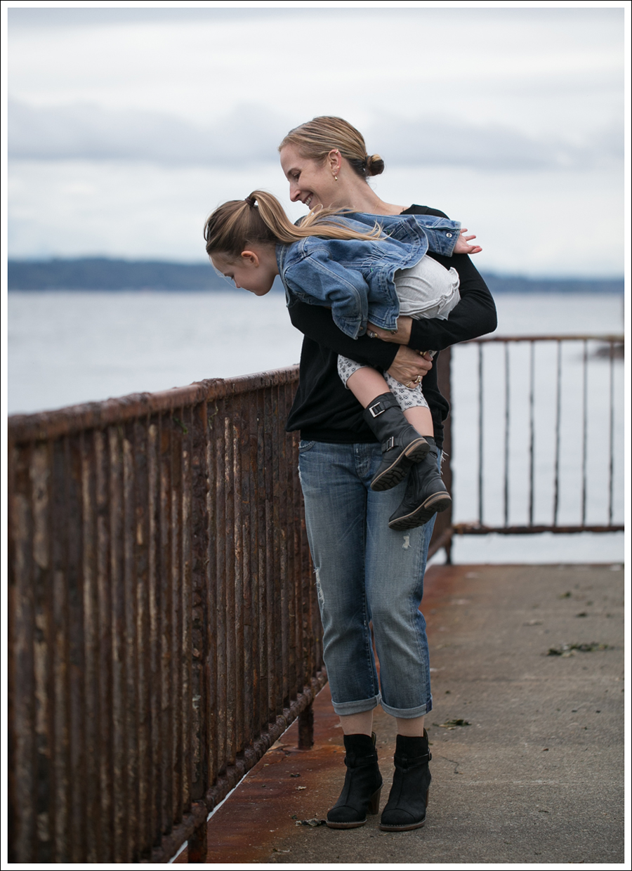 Blog Theory Black Pleated Sweater 7FAM Destroyed Crop Straight Leg El Naturalista Duna N528-5