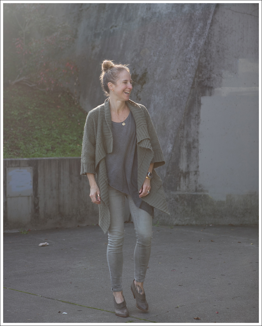 Blog Design History Cardigan Helmut Lang Asymetrical Tee Goldsign Mayhem Tracy Reese Gina Booties-1