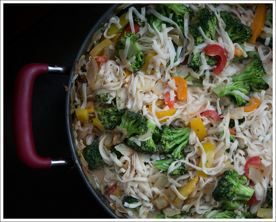 Blog Healthy Thai Broccoli Pepper Chicken with Noodles-6