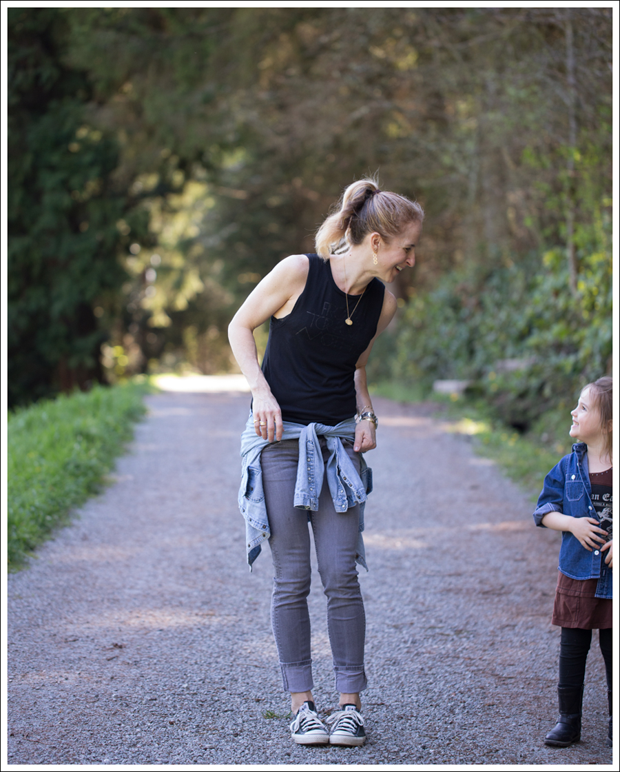 Blog LBBrand PLM Black Levis Jeans Shirt Hudson Gray Collin Skinny Jeans Black Converse-6