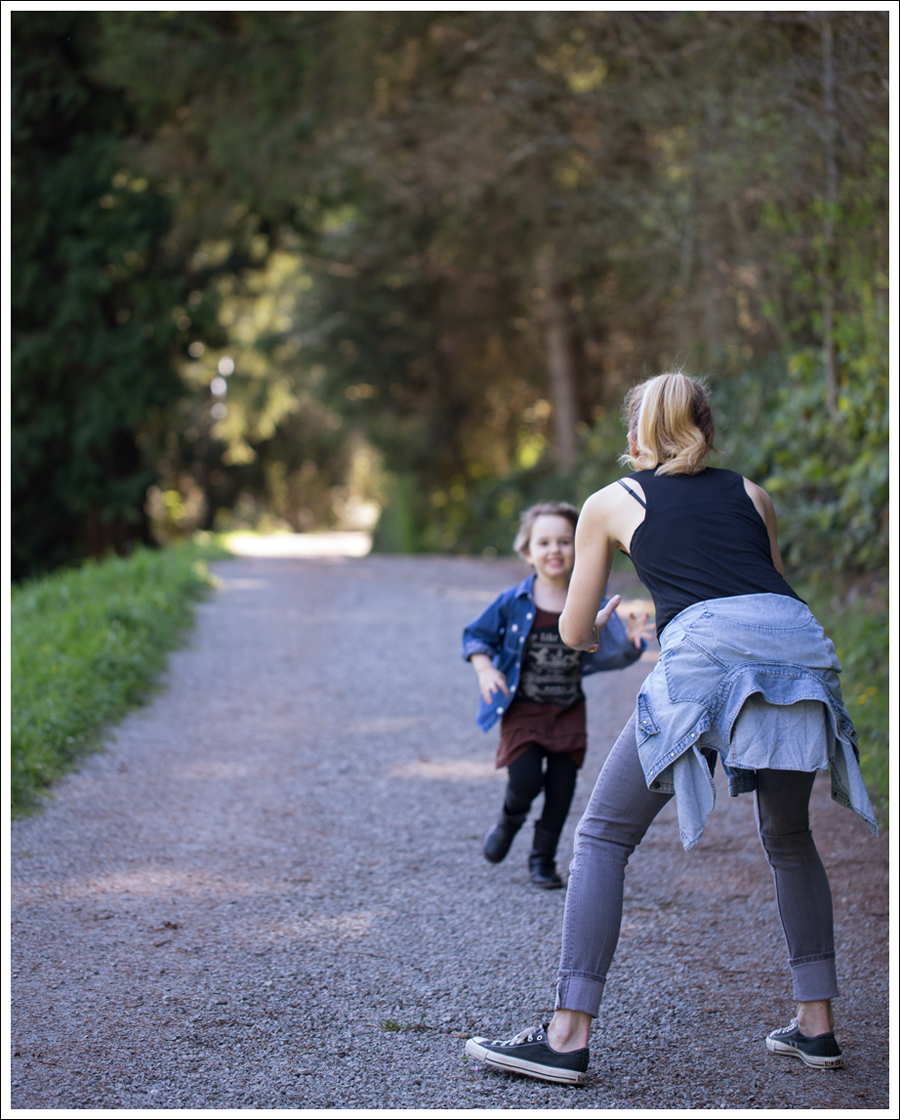Blog LBBrand PLM Black Levis Jeans Shirt Hudson Gray Collin Skinny Jeans Black Converse-8