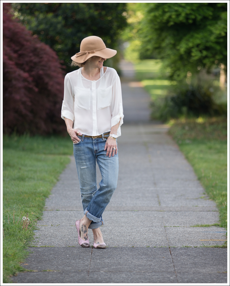 Blog Vintage Felt Hat Chelsea Flower Silk Top 7FAM Destroyed Jeans Pink Nene Emma Flats-1