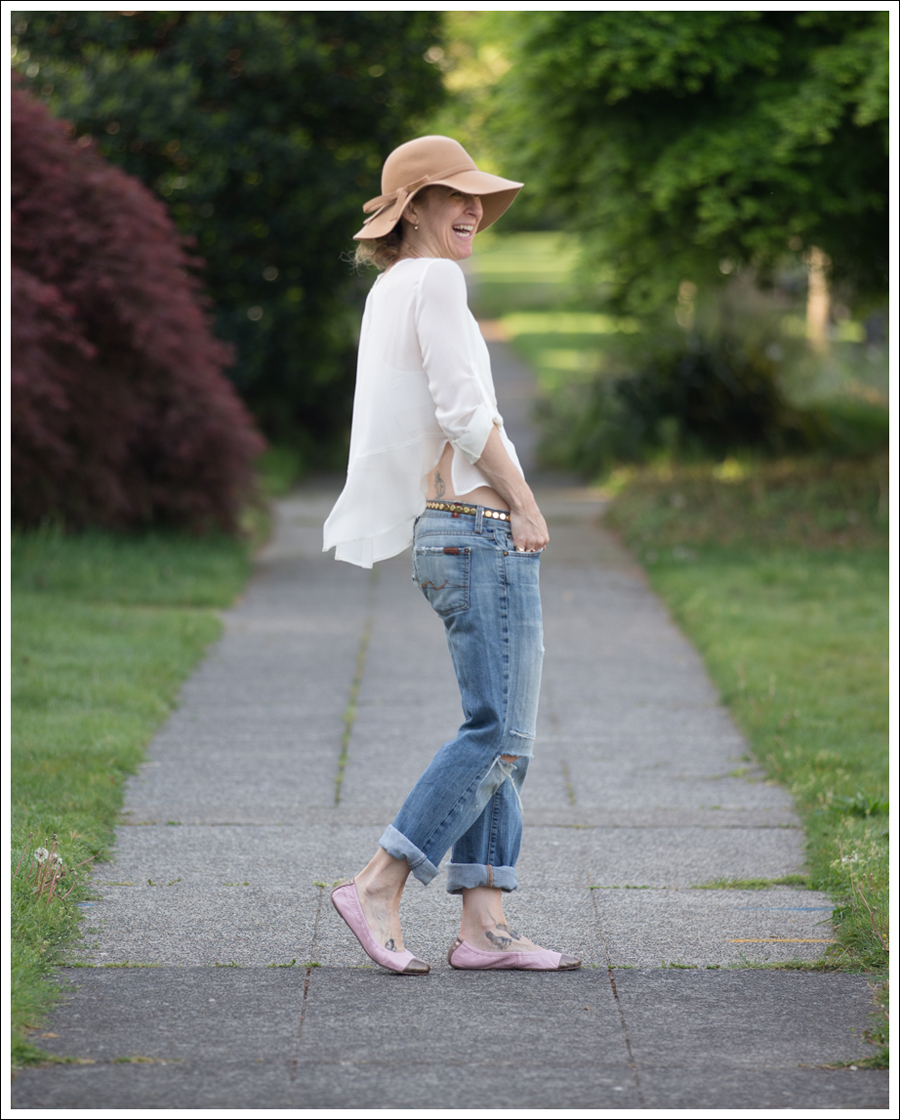 Blog Vintage Felt Hat Chelsea Flower Silk Top 7FAM Destroyed Jeans Pink Nene Emma Flats-3