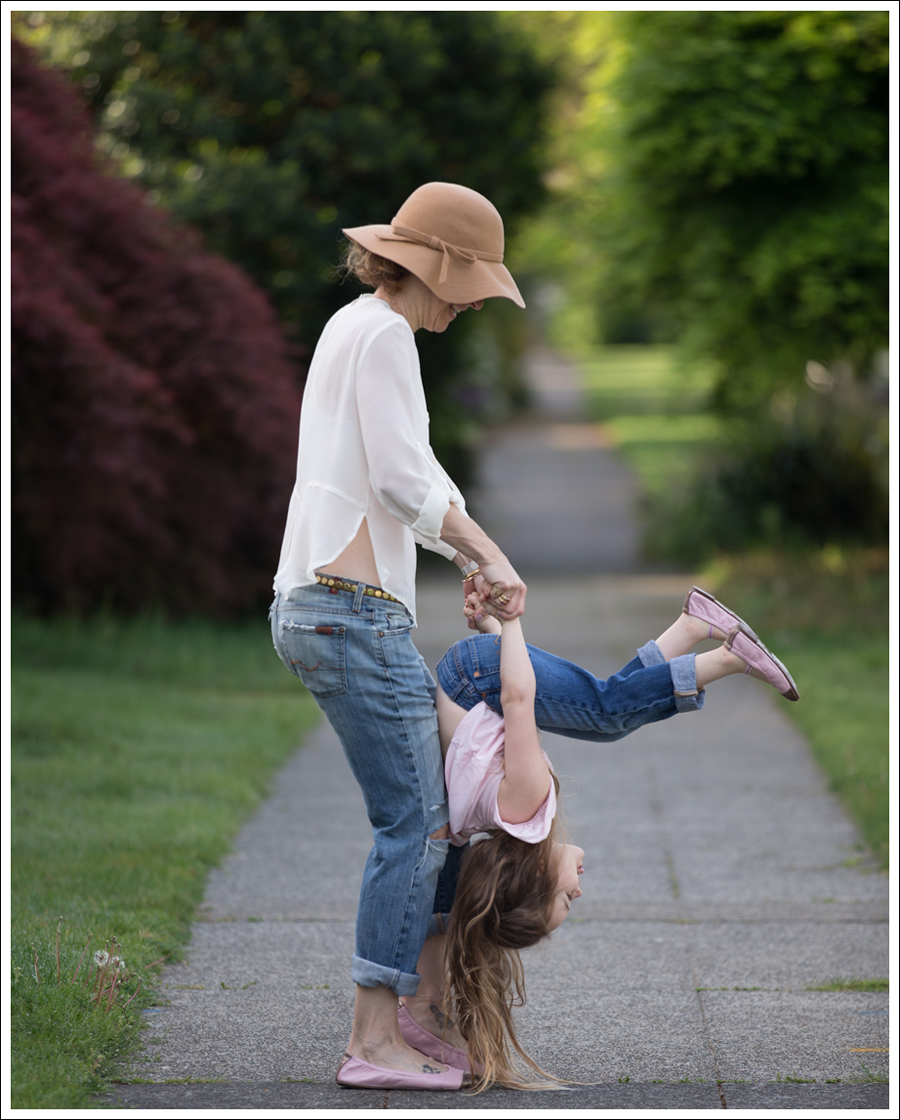 Blog Vintage Felt Hat Chelsea Flower Silk Top 7FAM Destroyed Jeans Pink Nene Emma Flats-7