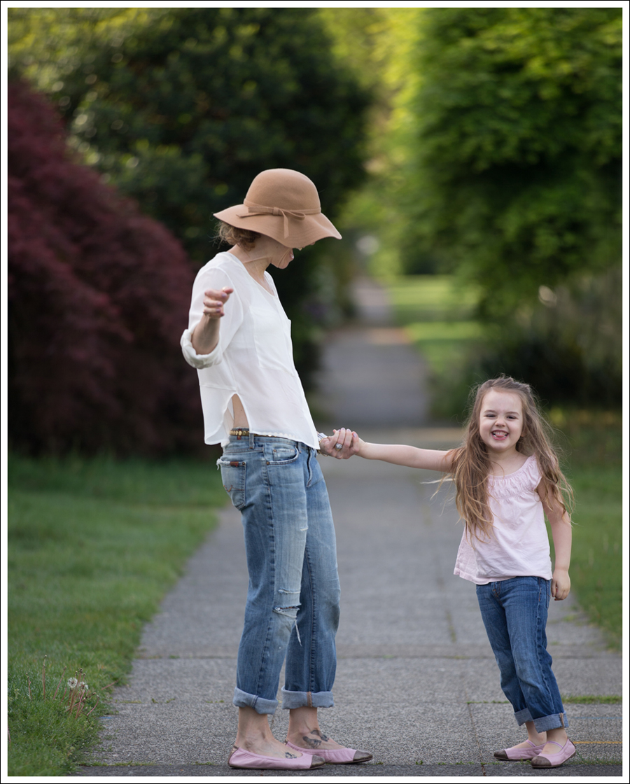 Blog Vintage Felt Hat Chelsea Flower Silk Top 7FAM Destroyed Jeans Pink Nene Emma Flats-8