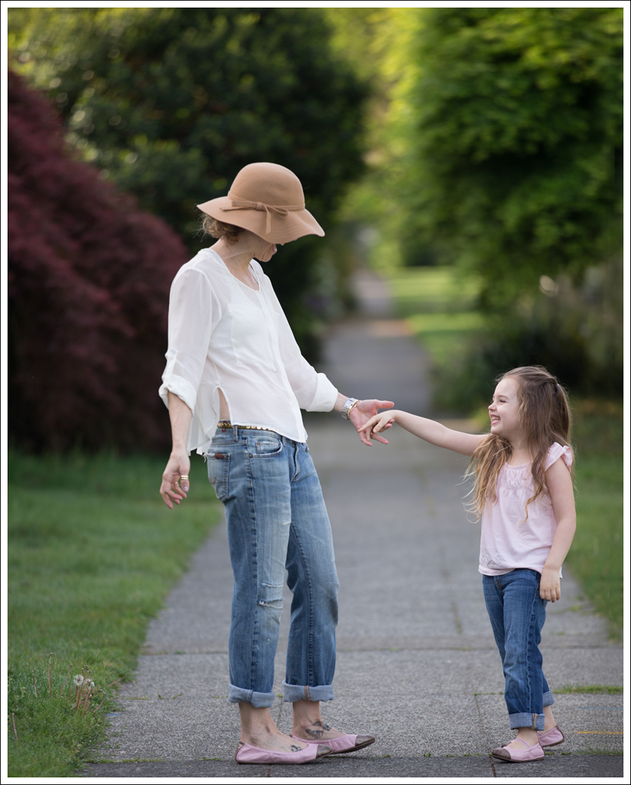 Blog Vintage Felt Hat Chelsea Flower Silk Top 7FAM Destroyed Jeans Pink Nene Emma Flats-9