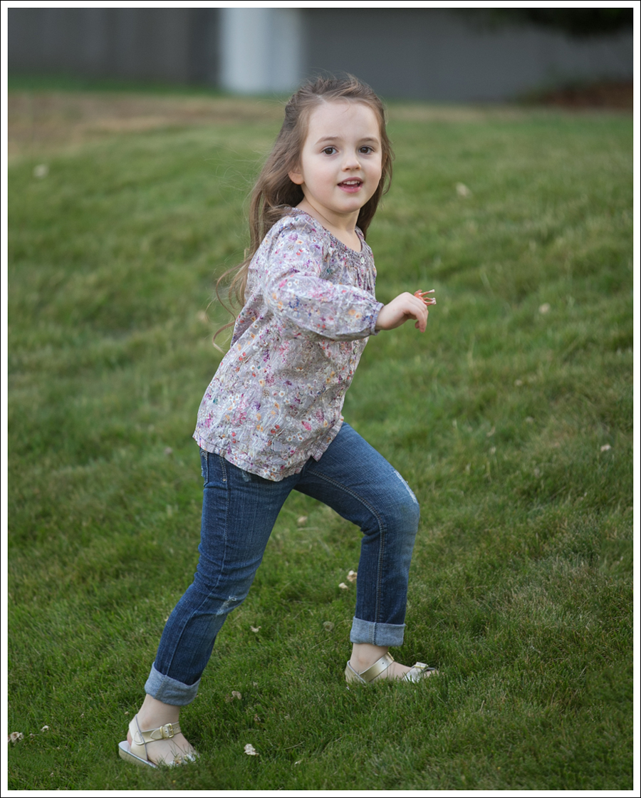 Blog PeekKids Floral Top Levis Destroyed Skinny Jeans Gold Saltwater Sun San Sandals-1