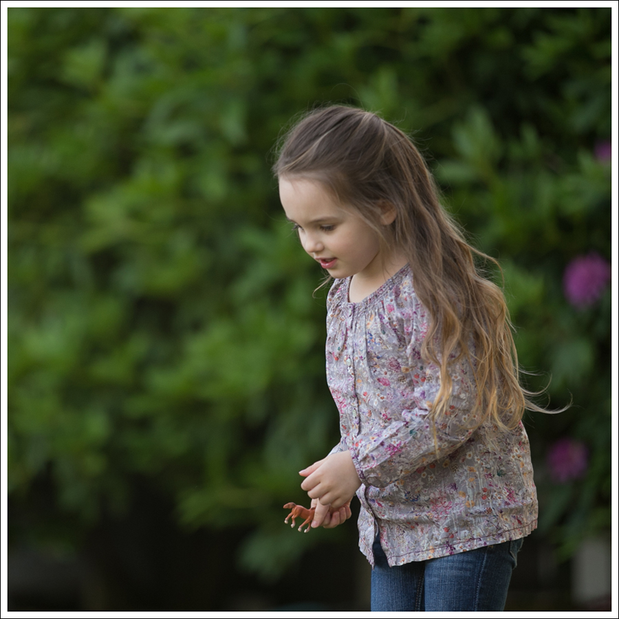 Blog PeekKids Floral Top Levis Destroyed Skinny Jeans Gold Saltwater Sun San Sandals-2