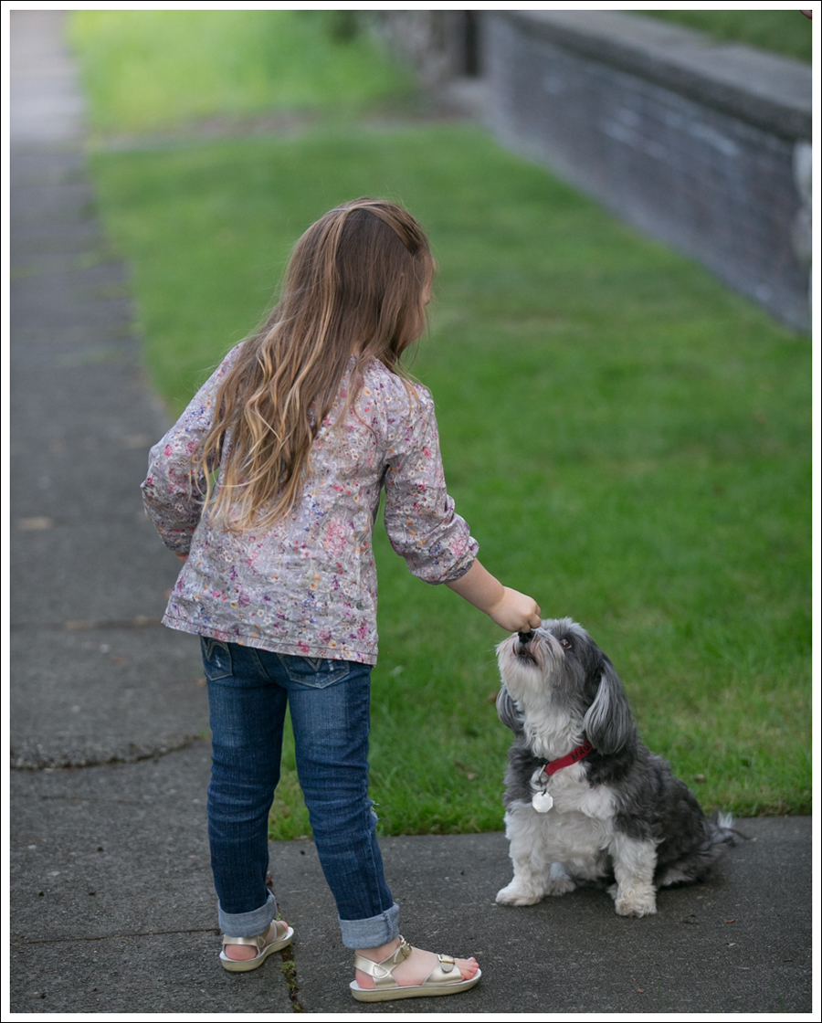Blog PeekKids Floral Top Levis Destroyed Skinny Jeans Gold Saltwater Sun San Sandals-3