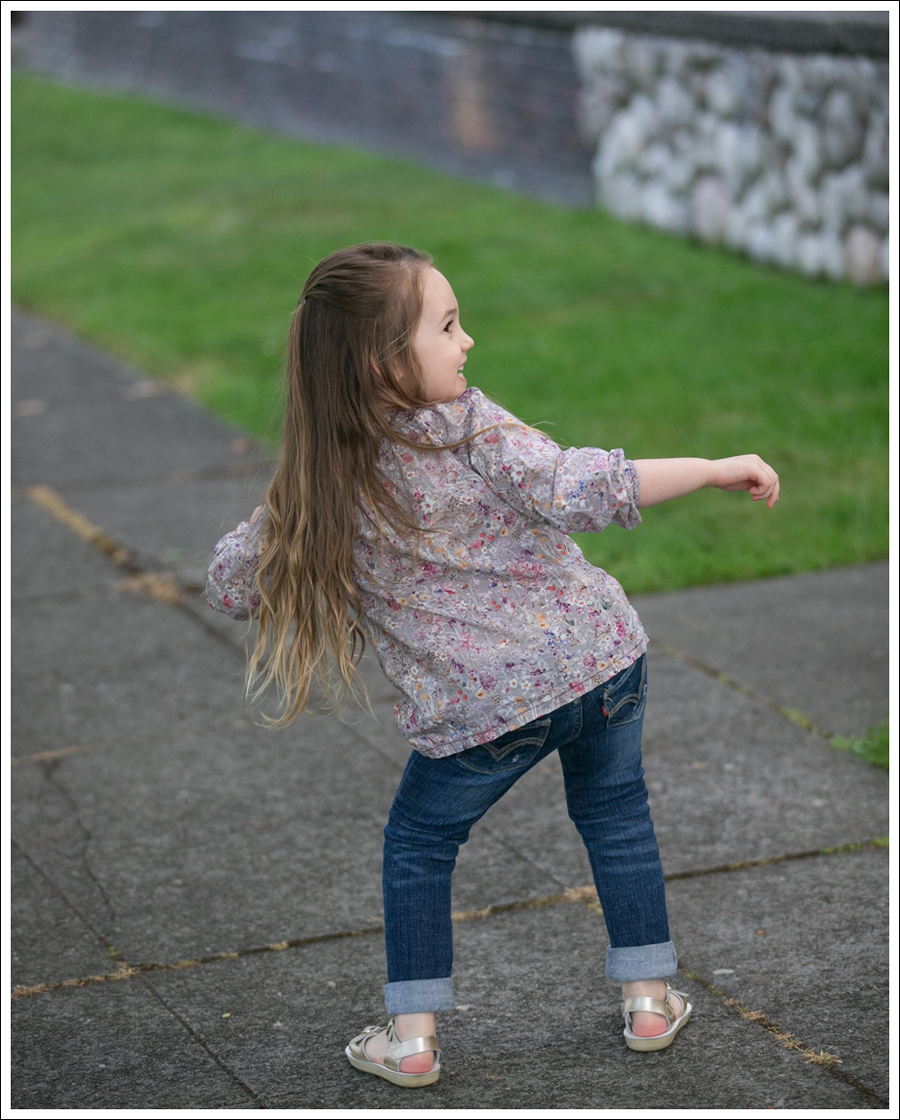 Blog PeekKids Floral Top Levis Destroyed Skinny Jeans Gold Saltwater Sun San Sandals-4