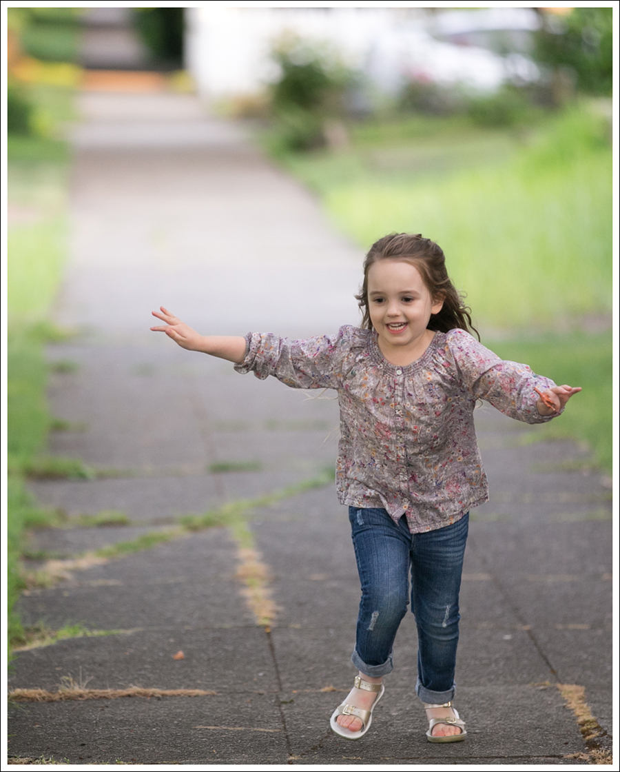 Blog PeekKids Floral Top Levis Destroyed Skinny Jeans Gold Saltwater Sun San Sandals-5