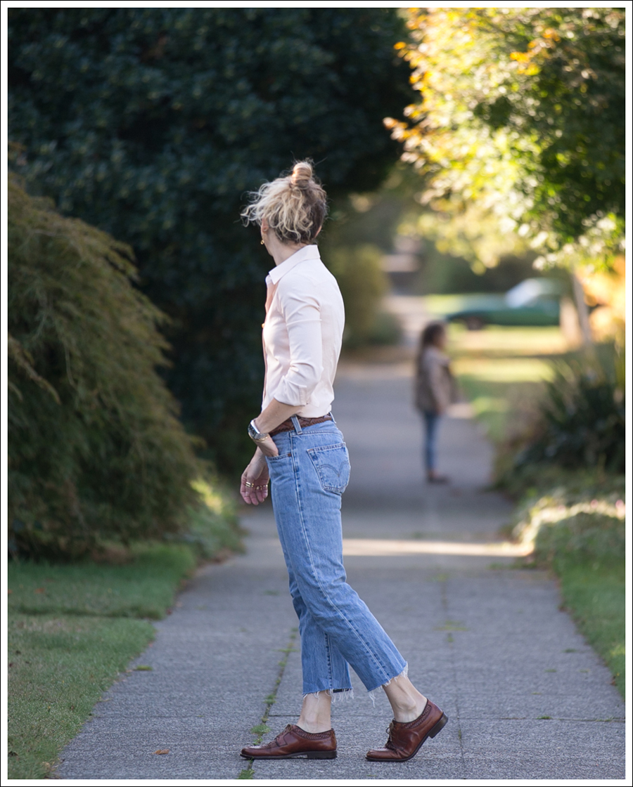 blog-theory-tan-button-down-levis-501-luciano-moresco-brogues-3