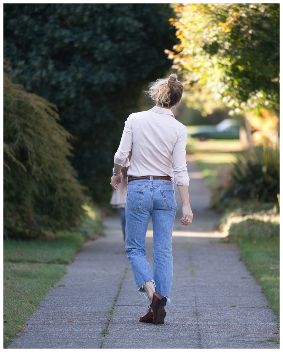 blog-theory-tan-button-down-levis-501-luciano-moresco-brogues-4