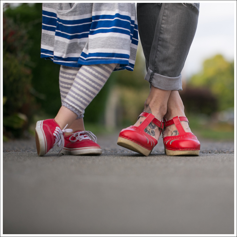 blog-lily-mcneal-sweater-current-elliott-gray-destroyed-skinny-sven-red-lacy-clogs-11