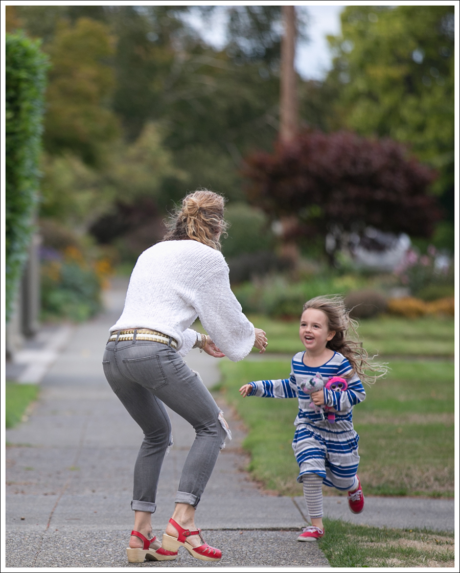 blog-lily-mcneal-sweater-current-elliott-gray-destroyed-skinny-sven-red-lacy-clogs-4