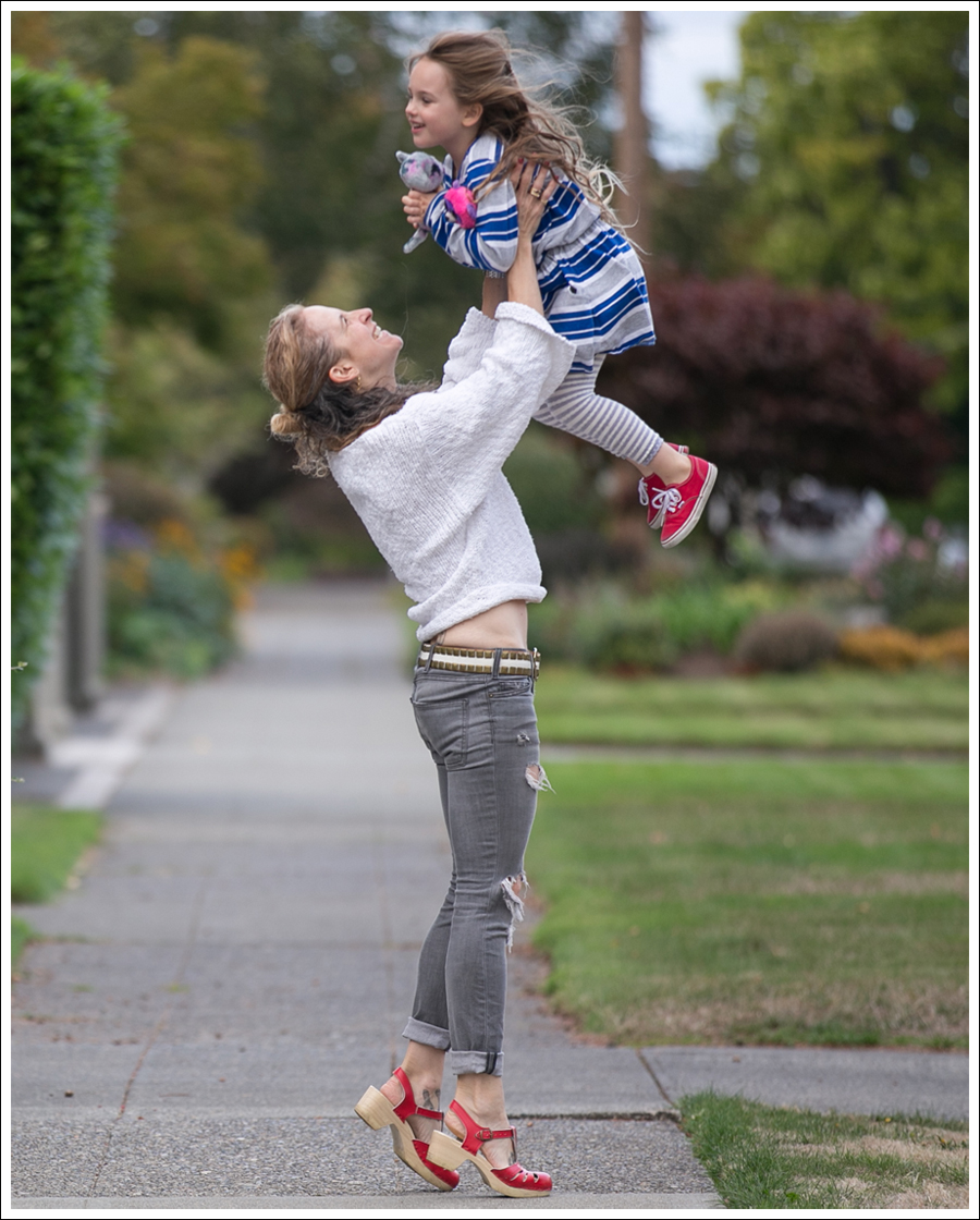 blog-lily-mcneal-sweater-current-elliott-gray-destroyed-skinny-sven-red-lacy-clogs-5