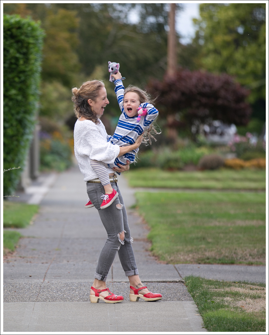 blog-lily-mcneal-sweater-current-elliott-gray-destroyed-skinny-sven-red-lacy-clogs-6