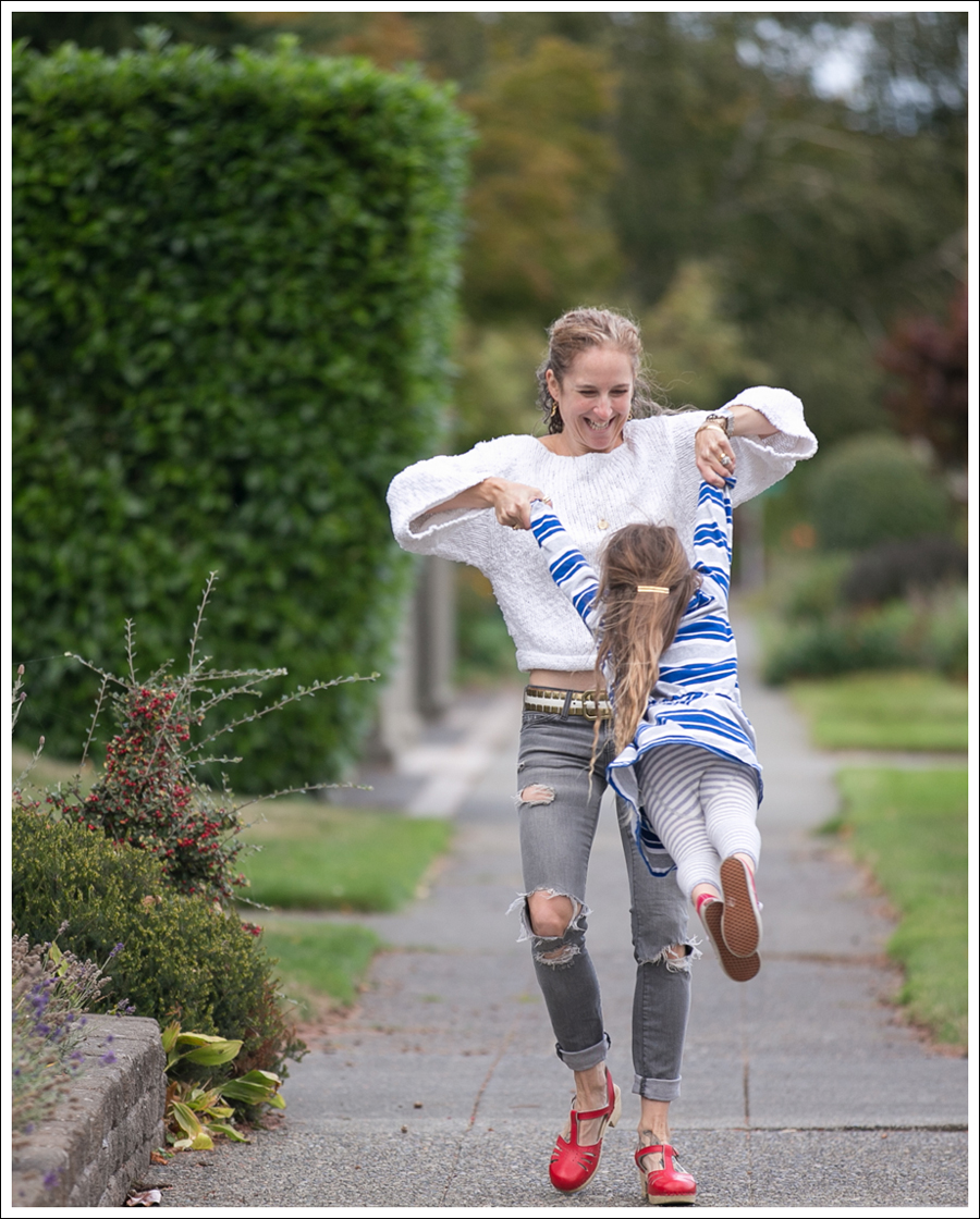 blog-lily-mcneal-sweater-current-elliott-gray-destroyed-skinny-sven-red-lacy-clogs-7