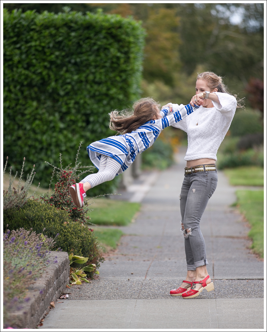 blog-lily-mcneal-sweater-current-elliott-gray-destroyed-skinny-sven-red-lacy-clogs-8