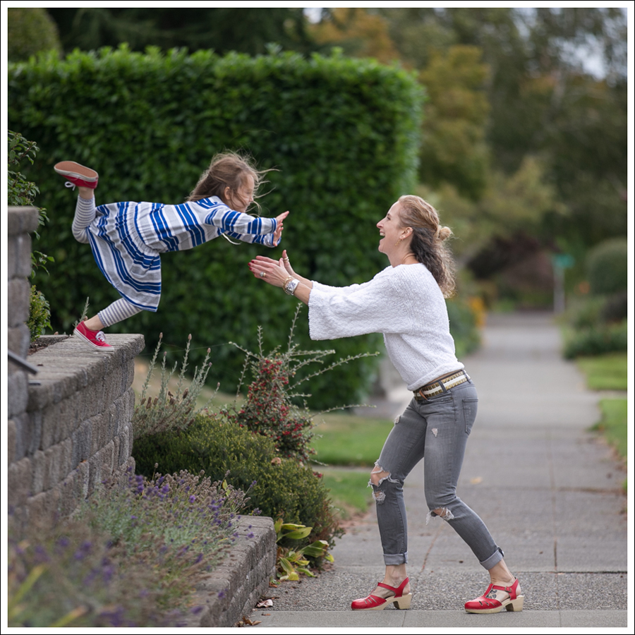 blog-lily-mcneal-sweater-current-elliott-gray-destroyed-skinny-sven-red-lacy-clogs-9