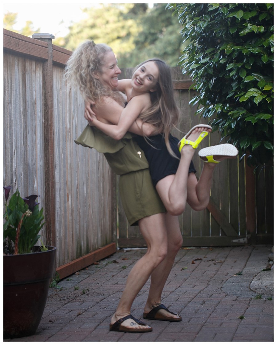 Blog Chaser Olive Ruffle Romper Birkenstock Gizeh-6