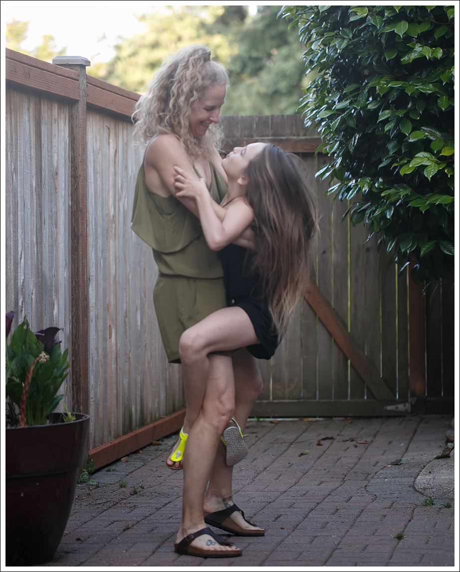 Blog Chaser Olive Ruffle Romper Birkenstock Gizeh-7