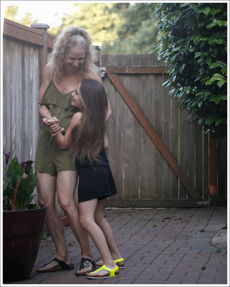 Blog Chaser Olive Ruffle Romper Birkenstock Gizeh-9