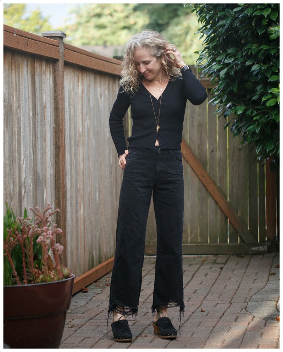 Blog Stradivarius Cardigan DL1961 Hepburn Ugg Clogs-1